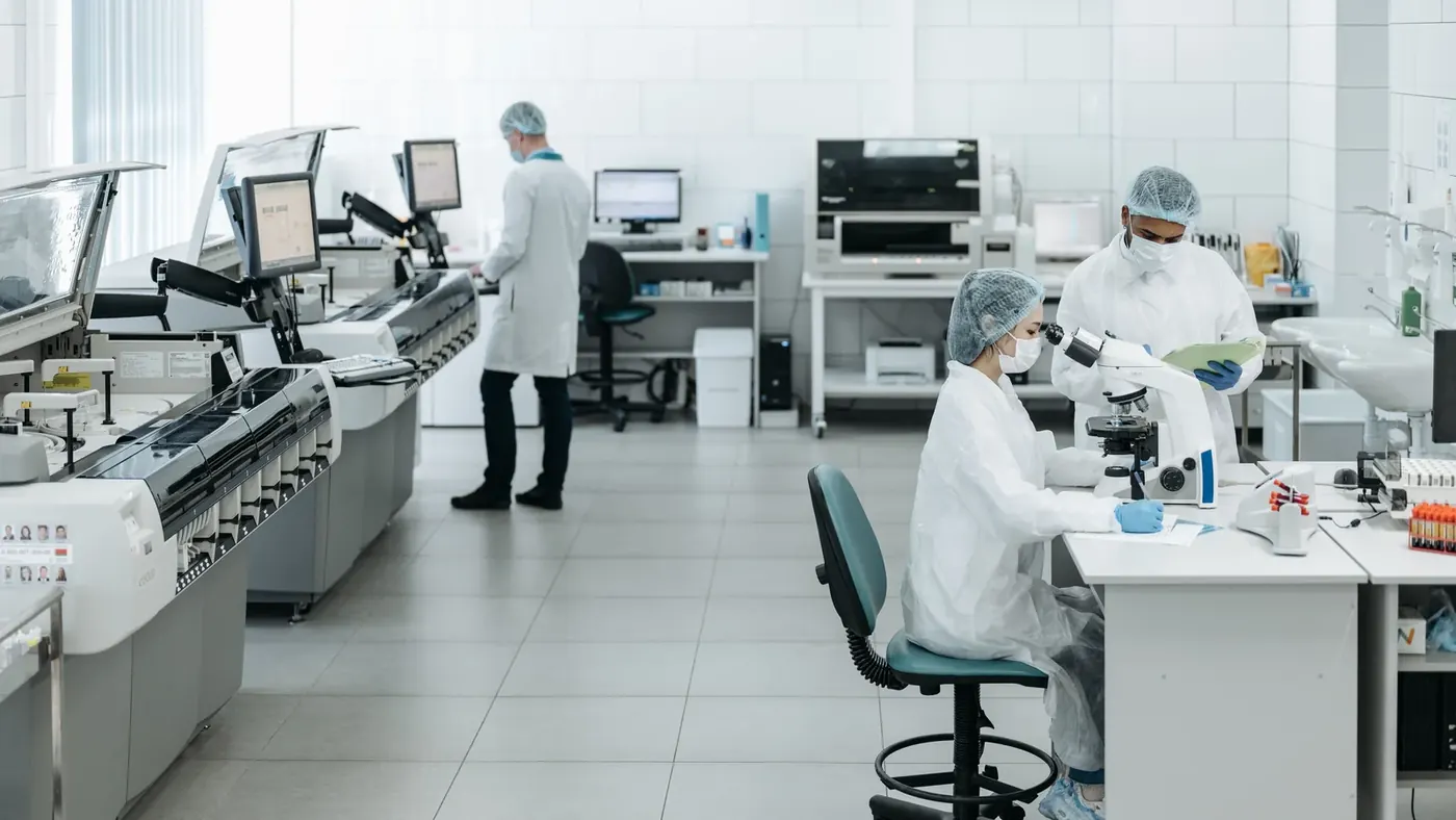 Students and laboratory professionals during a biochemistry internship